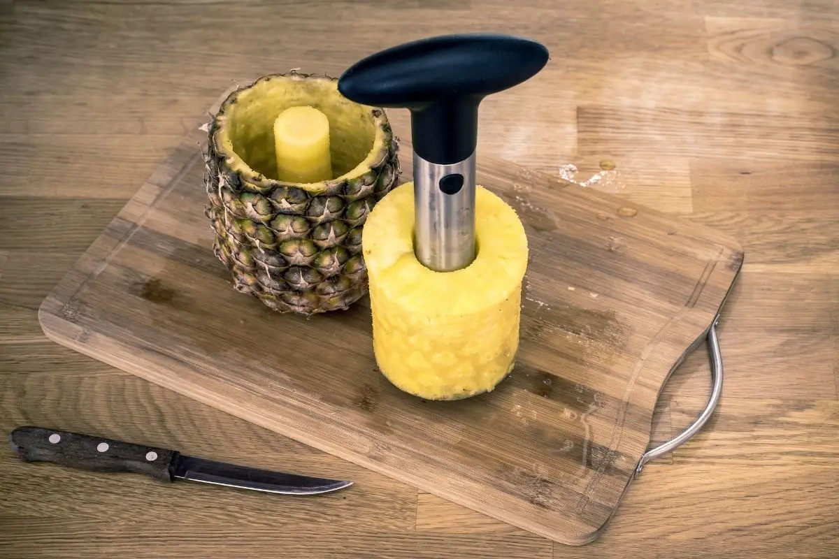 How to use pineapple corer?